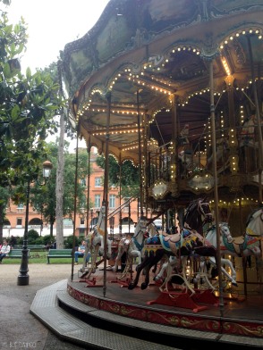 carousel: the cliche of french public space, but still so adorable!
